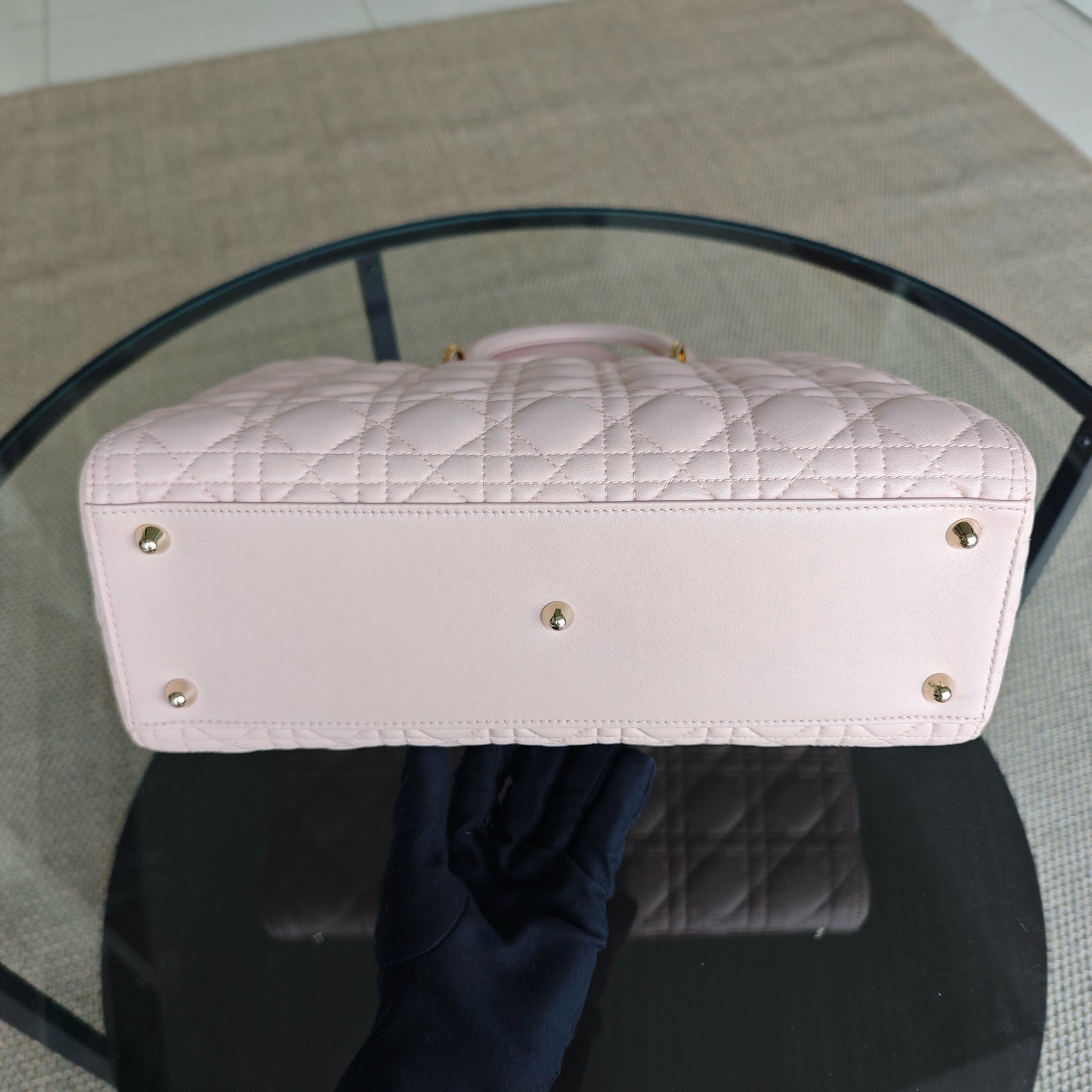 Lady Grand modèle - Cuir d'agneau Cannage rose clair avec finitions dorées — Kovancy