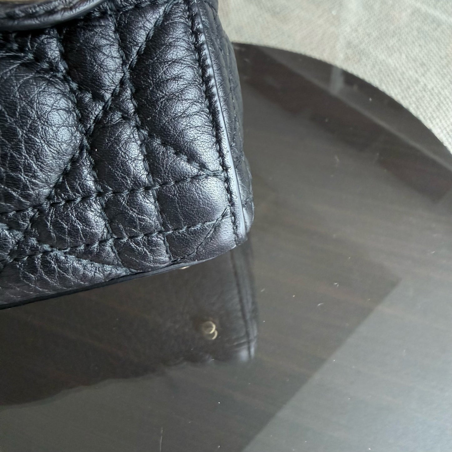 Lady Mini - Cannage en veau grainé noir avec finitions dorées — Kovancy