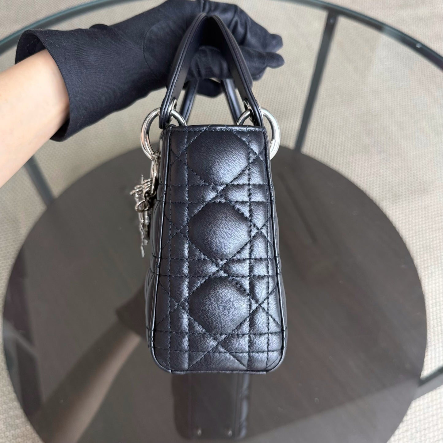 Lady Mini - Bracelet chaîne en cuir d'agneau Cannage bleu nuit avec détails argentés — Kovancy