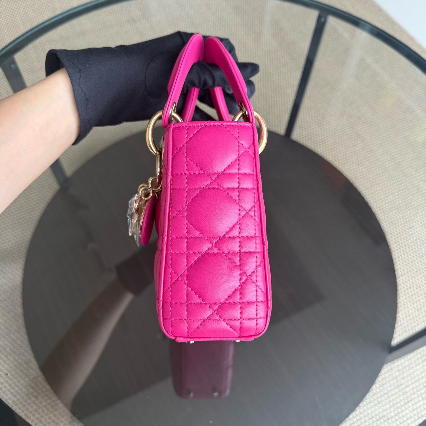Lady Mini - Bandoulière réglable en cuir d'agneau Cannage rose vif avec quincaillerie dorée — Kovancy