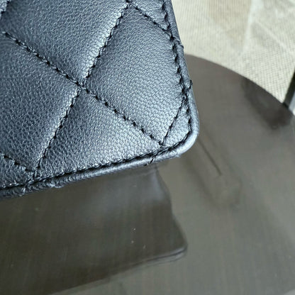 Sac Chanel Mini Flap Chic en agneau noir et perles, finitions dorées Series 28