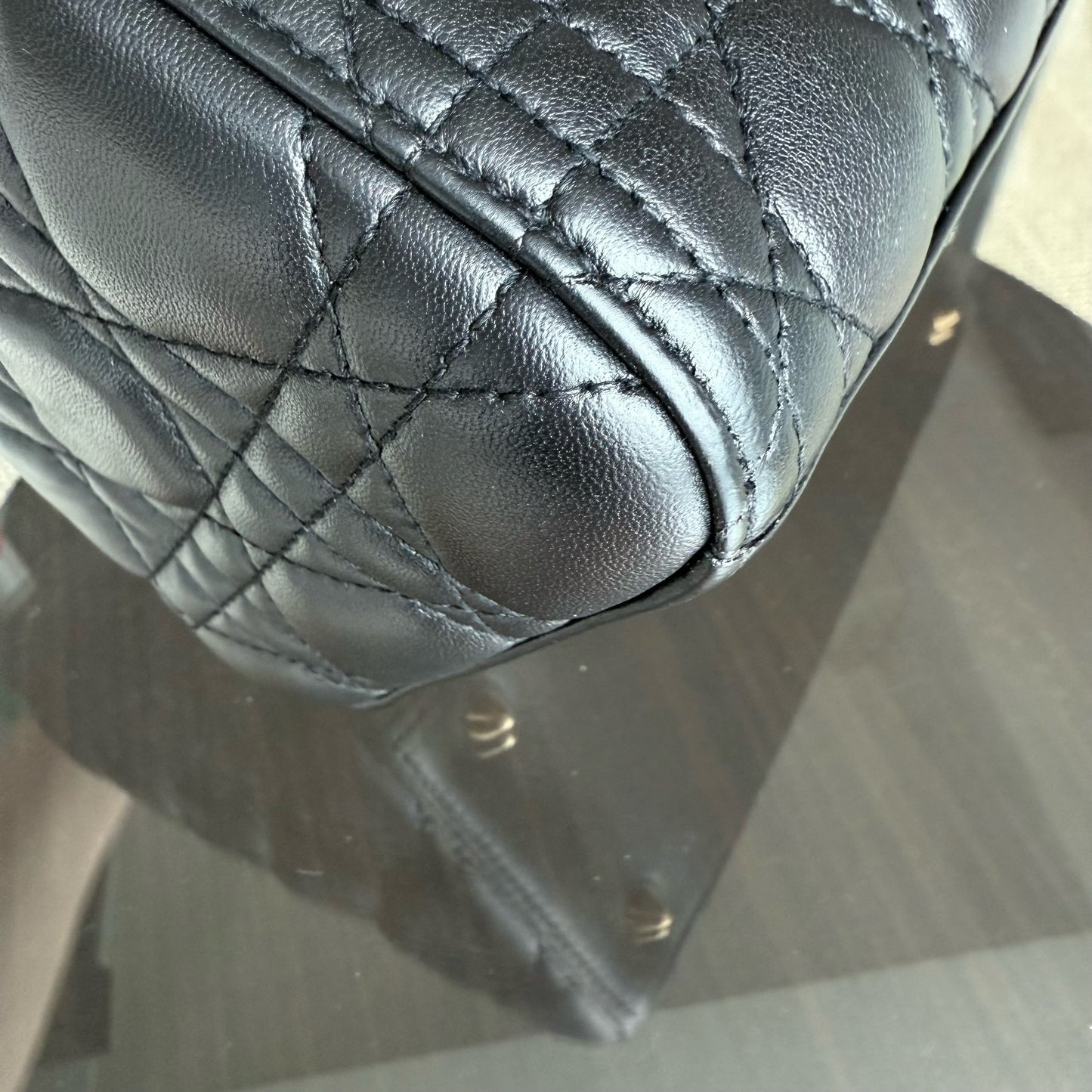 Lady Moyen - Cuir d'agneau Cannage noir Quincaillerie dorée SANS SANGLE — Kovancy