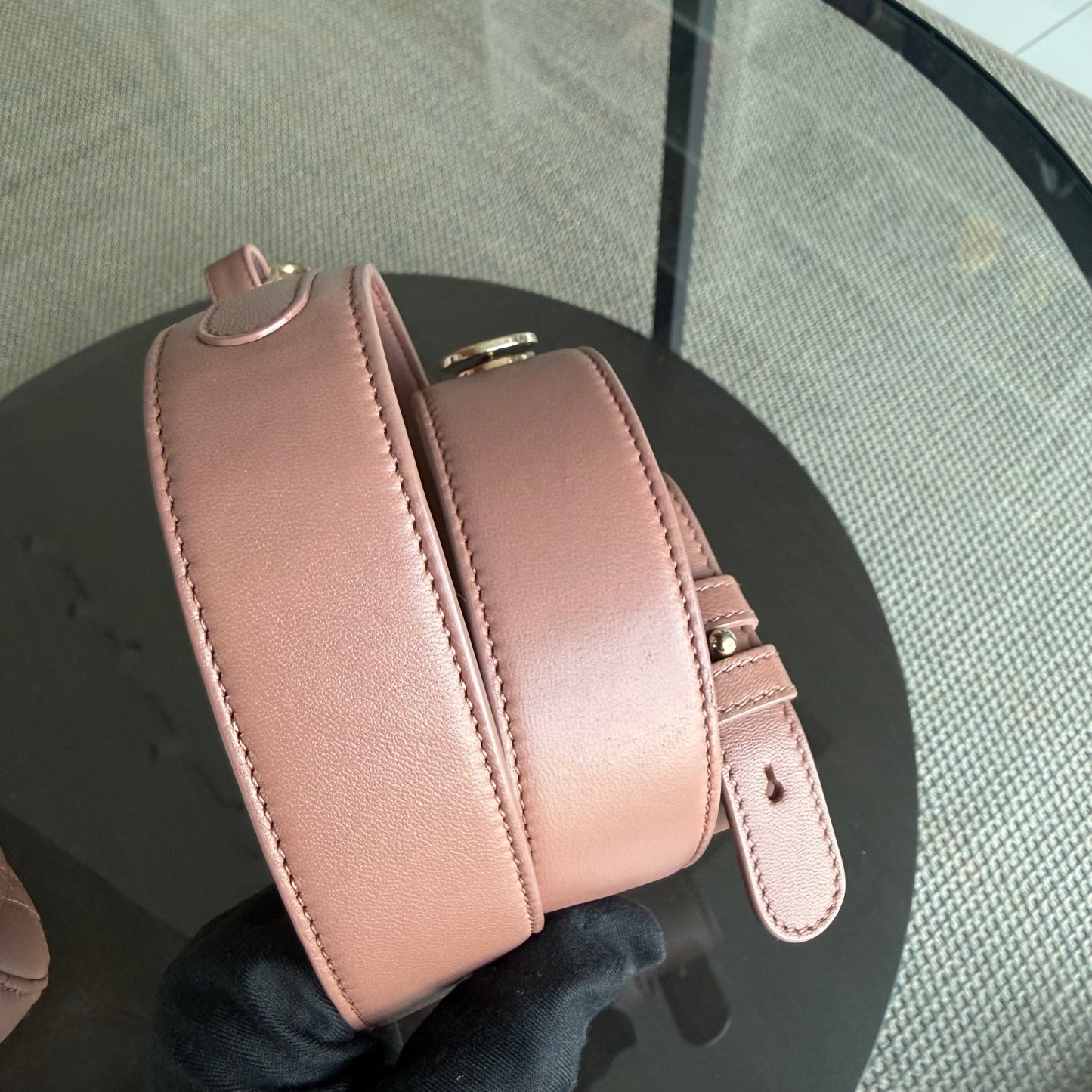 Lady Petit rabat - Cuir d'agneau Cannage, rose blush, quincaillerie dorée — Kovancy