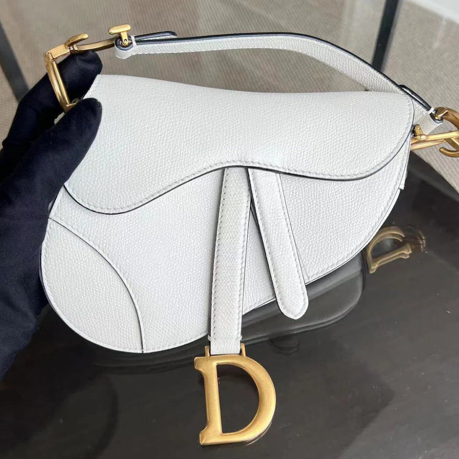 Saddle Small 21 cm en cuir caviar blanc avec bandoulière et finitions dorées. — Kovancy