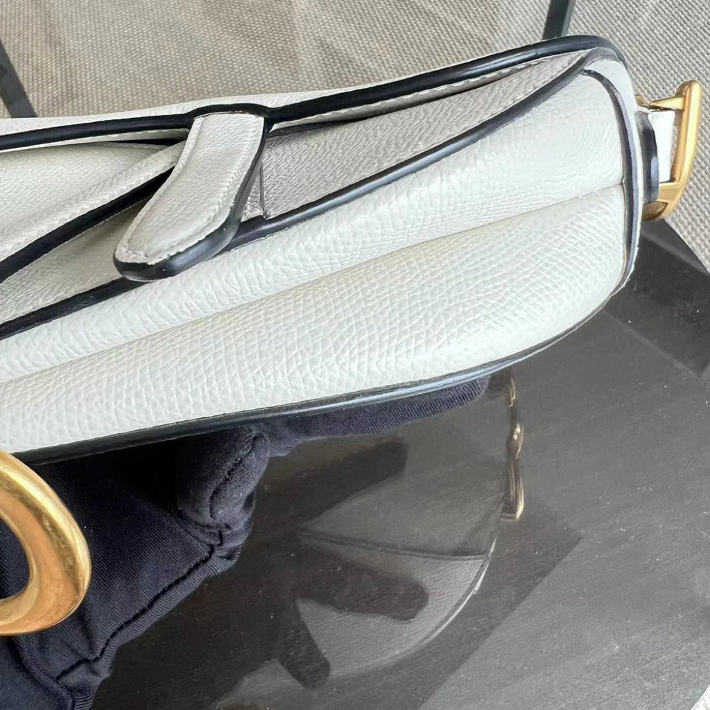 Saddle Small 21 cm en cuir caviar blanc avec bandoulière et finitions dorées. — Kovancy