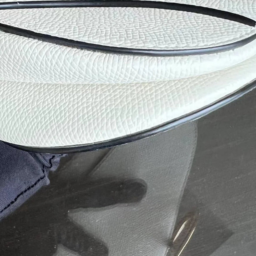 Saddle Small 21 cm en cuir caviar blanc avec bandoulière et finitions dorées. — Kovancy