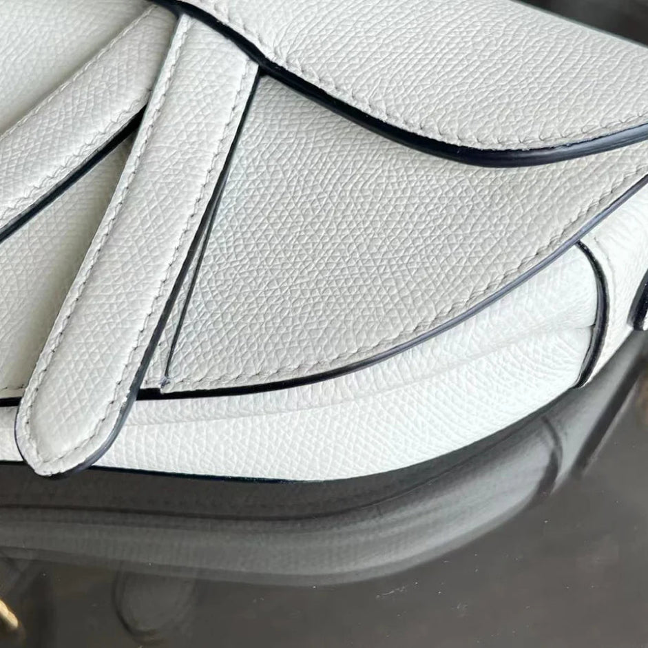 Saddle Small 21 cm en cuir caviar blanc avec bandoulière et finitions dorées. — Kovancy