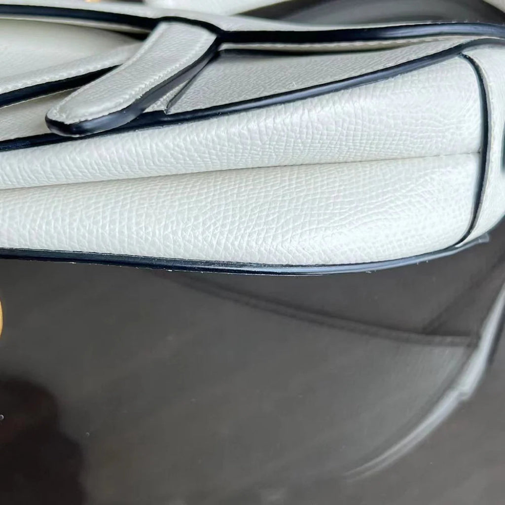 Saddle Small 21 cm en cuir caviar blanc avec bandoulière et finitions dorées. — Kovancy