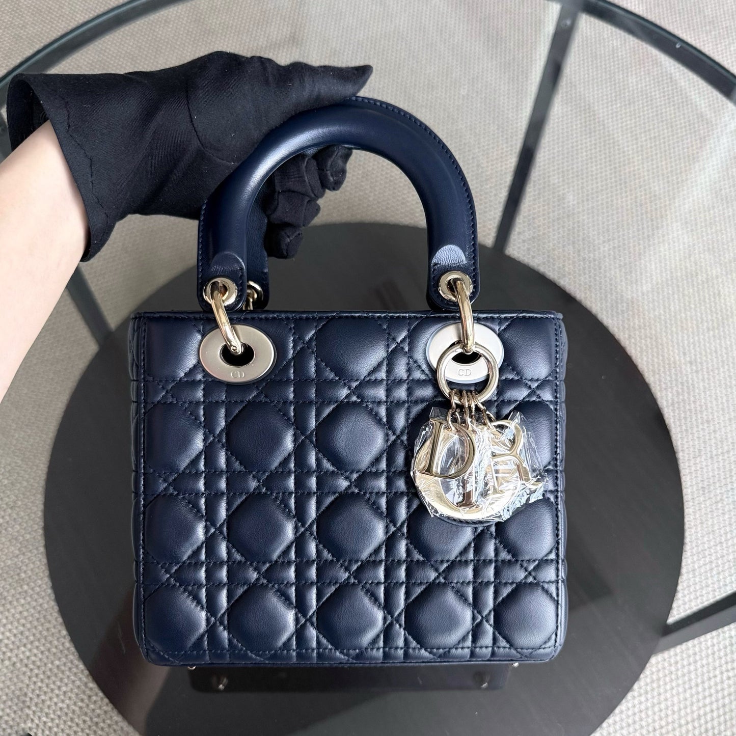Lady Petit rabat - Cuir d'agneau Cannage bleu marine foncé, accessoires dorés avec breloques — Kovancy