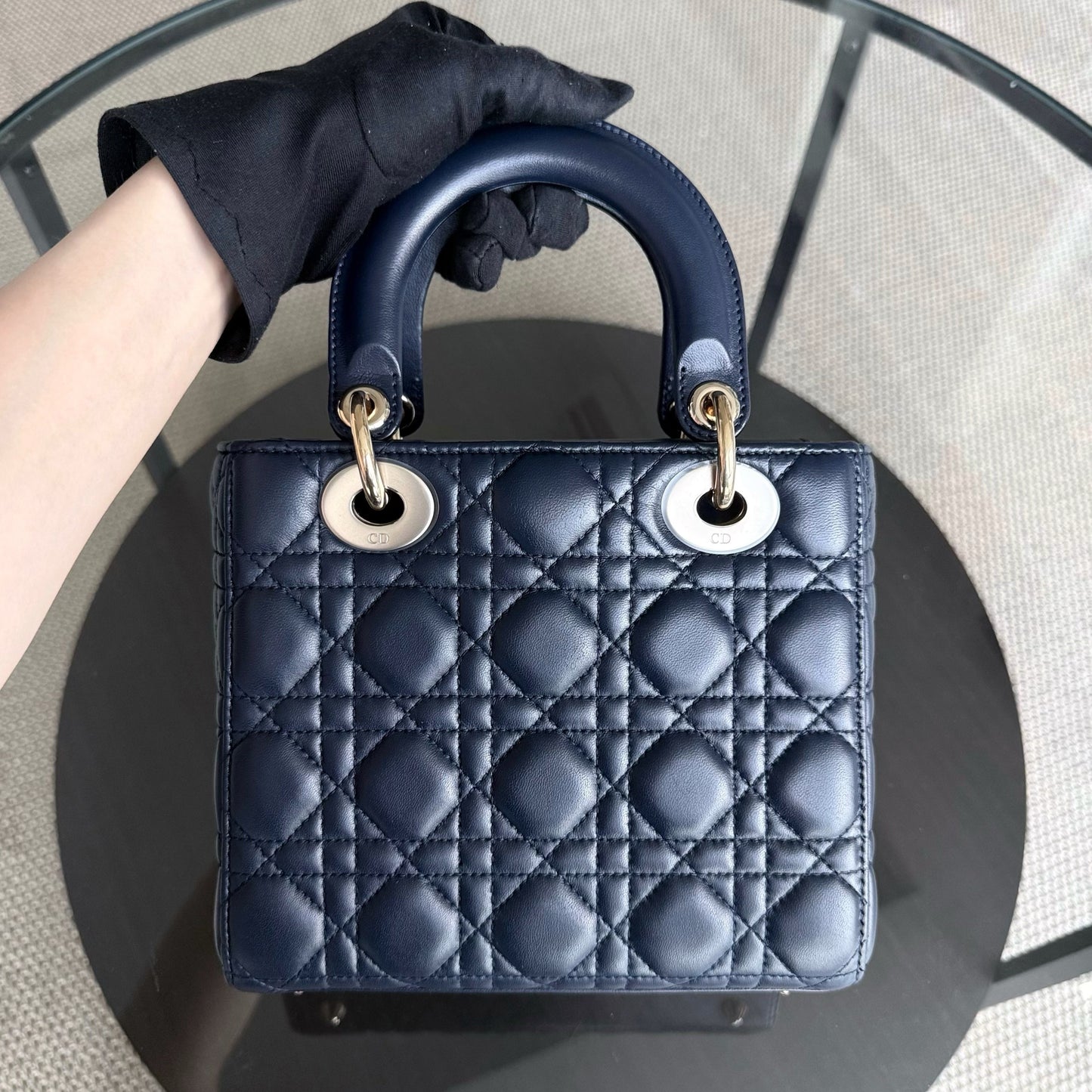 Lady Petit rabat - Cuir d'agneau Cannage bleu marine foncé, accessoires dorés avec breloques — Kovancy