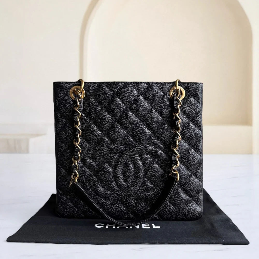 Sac cabas Chanel PST Petite - Cuir de veau grainé matelassé caviar, finitions noires et dorées
