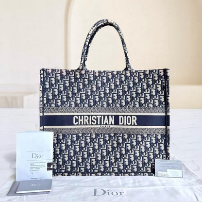 Sac fourre-tout Dior Book - Grand modèle en toile monogrammée bleu foncé