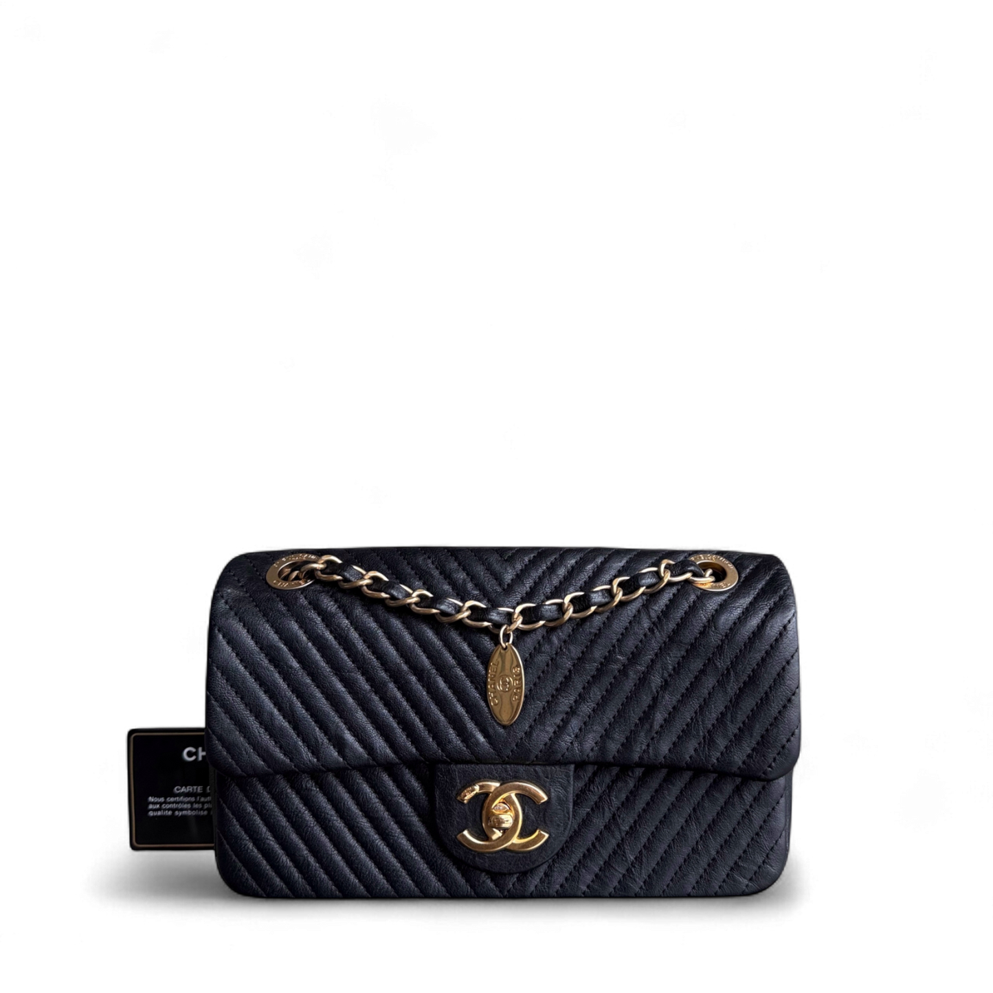 Sac à rabat saisonnier Chanel Small - 23 cm Surpiqué CC Médaillon à chevrons Rabat Chevron Cuir de chèvre Noir Quincaillerie dorée Series 20