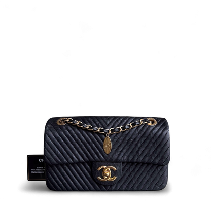 Sac à rabat saisonnier Chanel Small - 23 cm Surpiqué CC Médaillon à chevrons Rabat Chevron Cuir de chèvre Noir Quincaillerie dorée Series 20