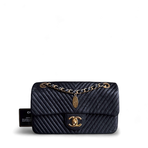 Sac à rabat saisonnier Chanel Small - 23 cm Surpiqué CC Médaillon à chevrons Rabat Chevron Cuir de chèvre Noir Quincaillerie dorée Series 20