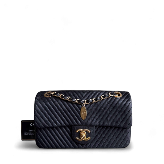 Sac à rabat saisonnier Chanel Small - 23 cm Surpiqué CC Médaillon à chevrons Rabat Chevron Cuir de chèvre Noir Quincaillerie dorée Series 20