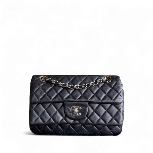 Sac Chanel à rabat tri-pli saisonnier - Agneau matelassé noir et finitions dorées Series 13