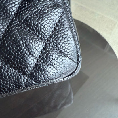 Sac à rabat bicolore saisonnier Chanel - Caviar 28 cm, noir matelassé, finitions dorées Series 21