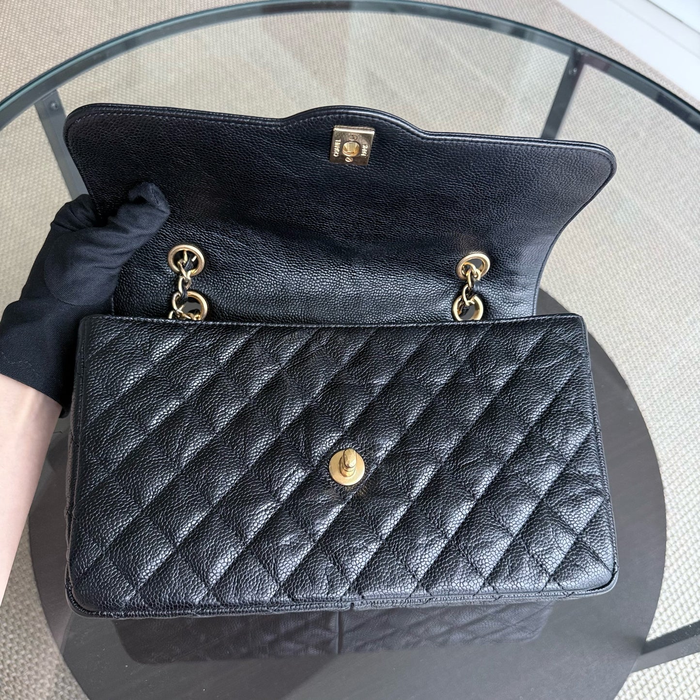Sac à rabat bicolore saisonnier Chanel - Caviar 28 cm, noir matelassé, finitions dorées Series 21