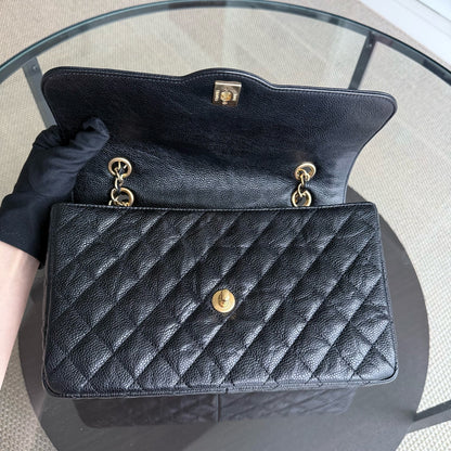 Sac à rabat bicolore saisonnier Chanel - Caviar 28 cm, noir matelassé, finitions dorées Series 21