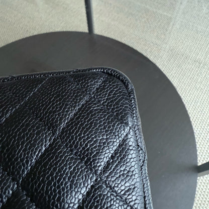 Sac à rabat bicolore saisonnier Chanel - Caviar 28 cm, noir matelassé, finitions dorées Series 21