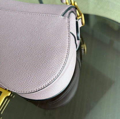 Sac Dior Saddle Small - Bandoulière ajustable en cuir de veau grainé Nude Rose Hardware Gold