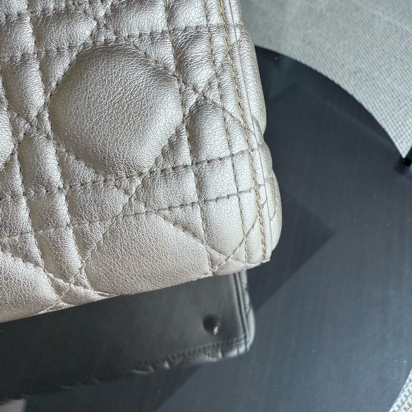 Lady Moyen - Cuir de veau doré Cannage, accessoires dorés, sans sangle — Kovancy