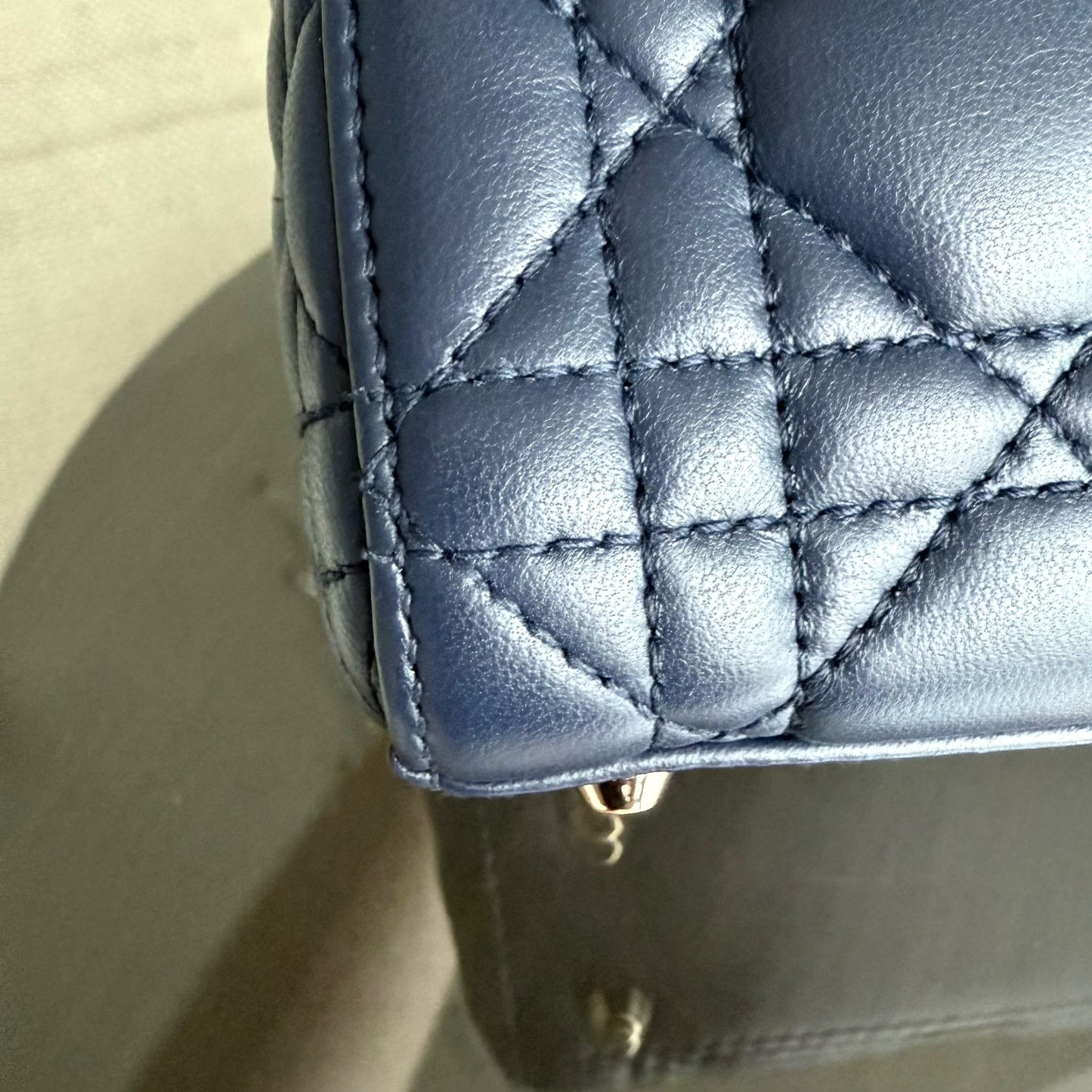 Lady Mini - Bandoulière réglable en cuir d'agneau Cannage bleu foncé avec finitions dorées — Kovancy