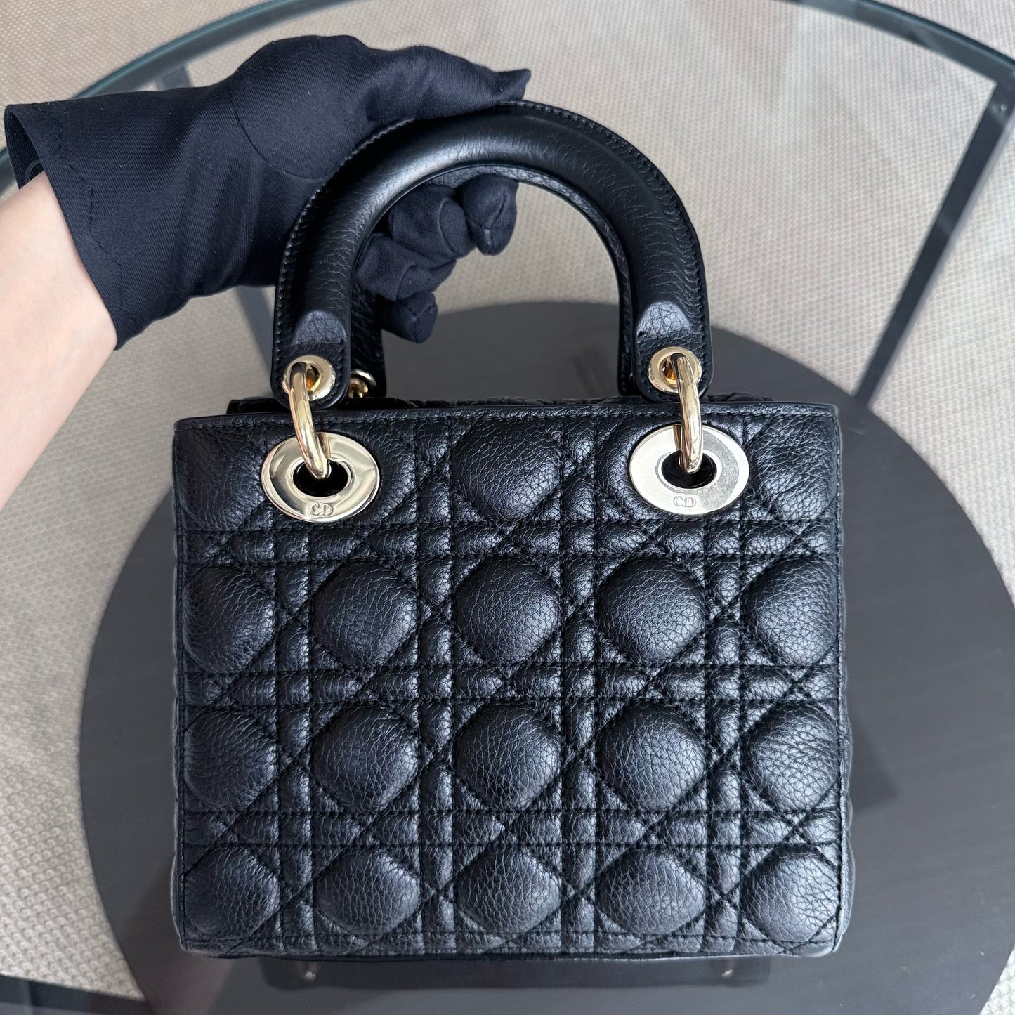 Lady Petit rabat - Cuir de veau grainé Caviar Cannage Noir Quincaillerie dorée — Kovancy