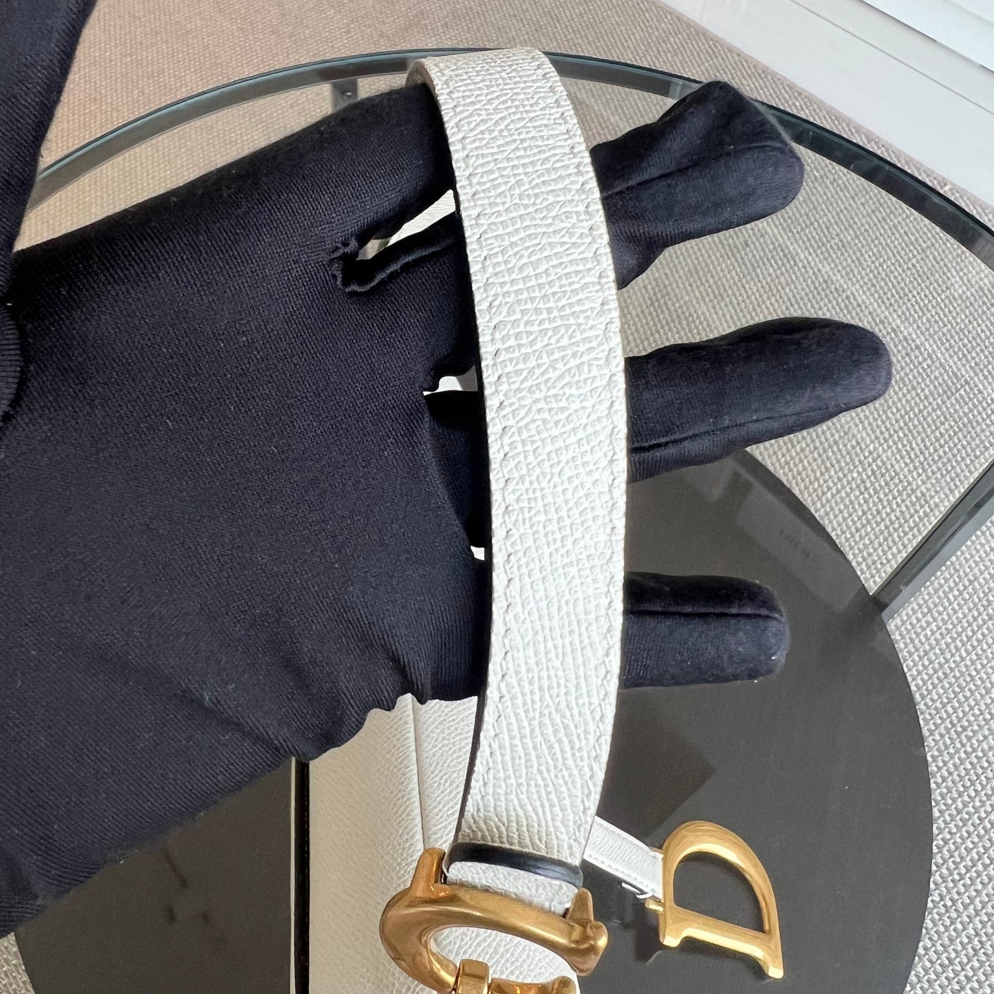 Saddle Medium - Cuir de veau grainé, finitions en or blanc — Kovancy
