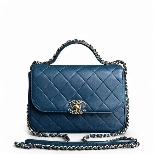 Sac à rabat Chanel 19 - C19 avec poignée supérieure en cuir d'agneau matelassé bleu marine et accessoires dorés Series 28