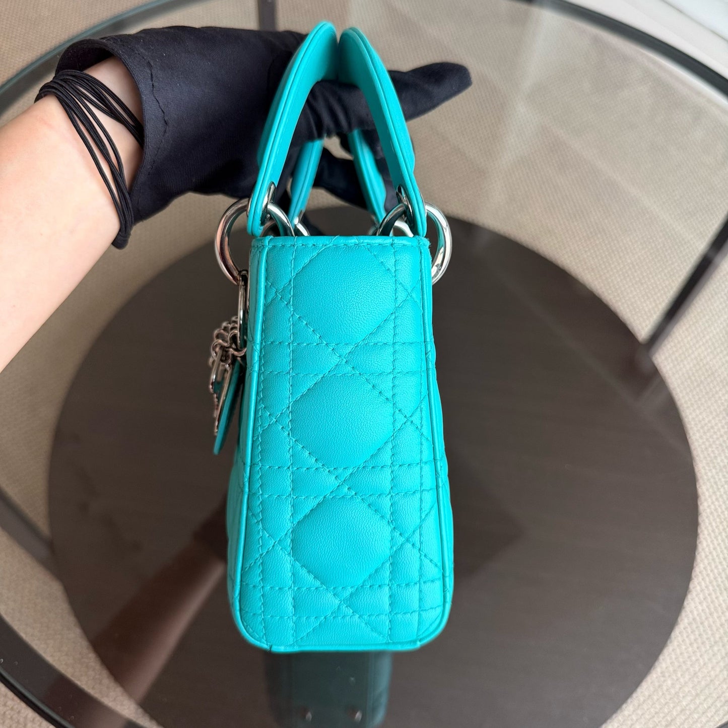 Lady Mini - Sangle réglable en cuir d'agneau Cannage bleu cyan et matériel argenté — Kovancy