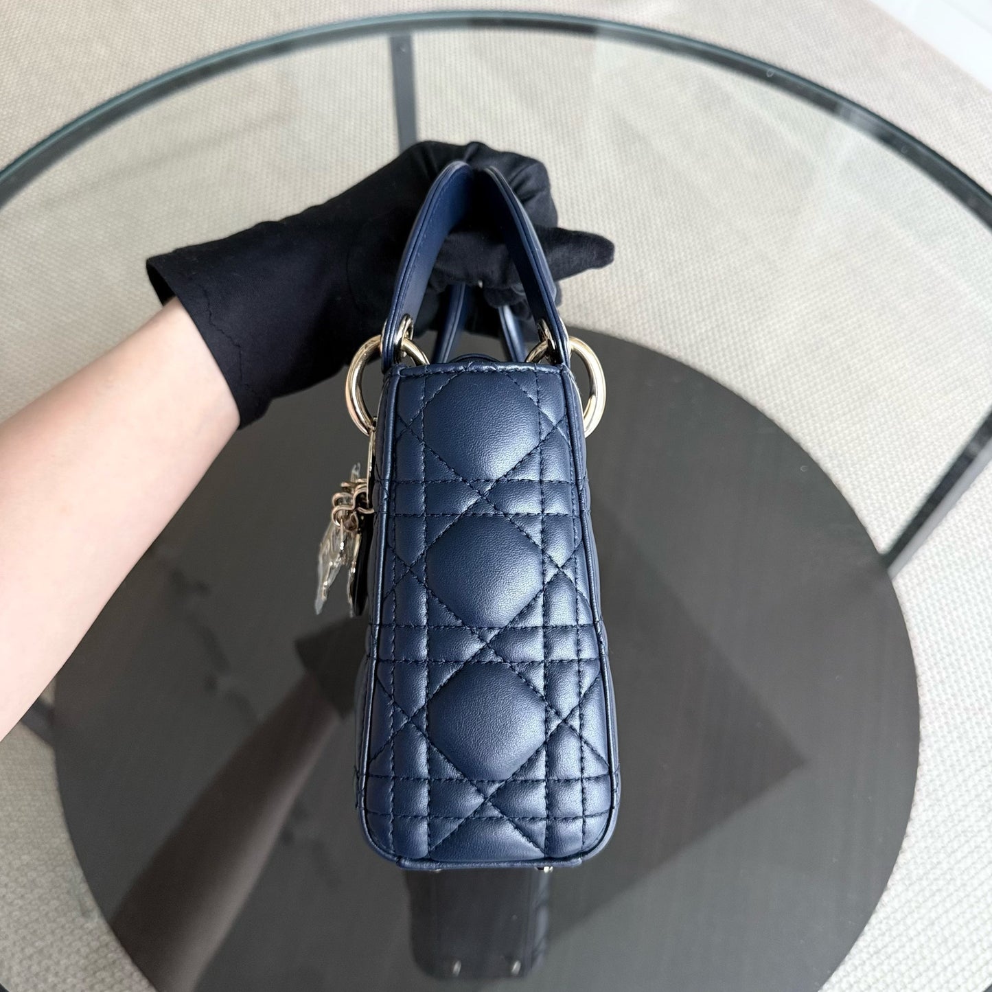 Lady Mini - Bandoulière réglable en cuir d'agneau Cannage bleu foncé avec finitions dorées — Kovancy
