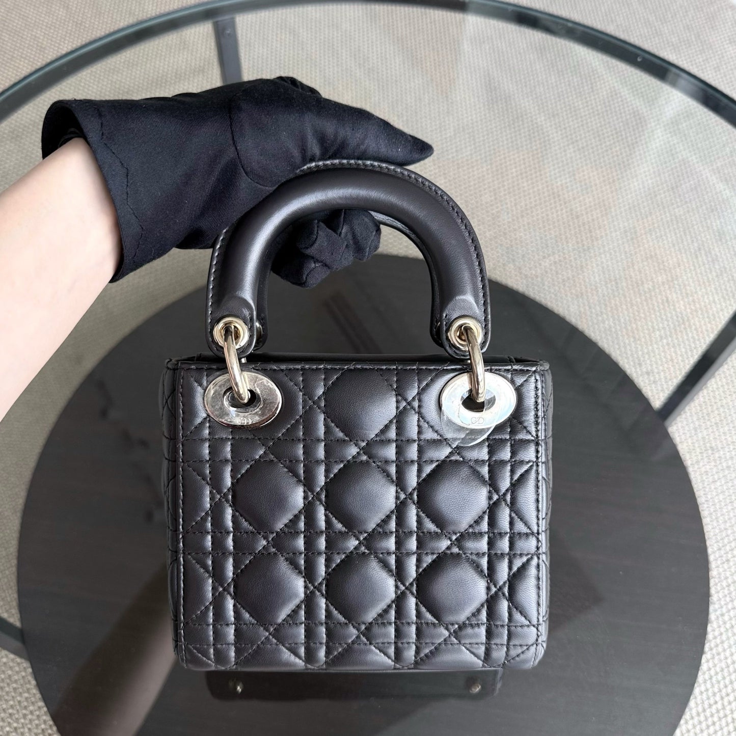 Lady Mini - Sangle chaîne en cuir d'agneau Cannage gris foncé avec quincaillerie dorée — Kovancy