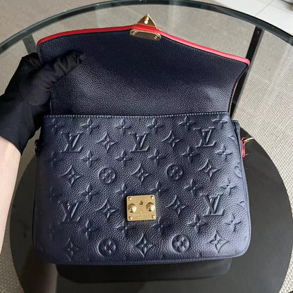 LV Pochette Metis Calfskin Empreinte Marine Rouge Matériel Doré Louis Vuitton