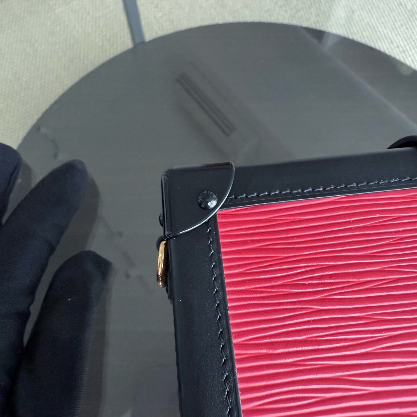 Kovancy - Petite Malle - Nouvelle édition Sac bandoulière en cuir EPI rouge avec matériel doré et puce électronique