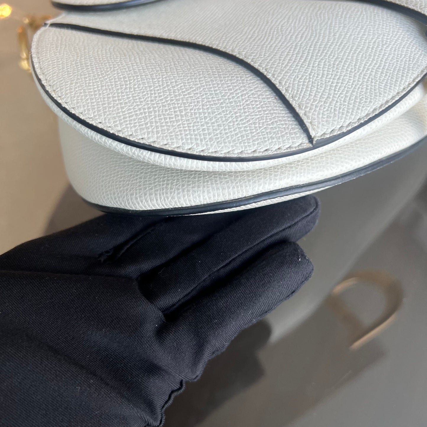 Saddle Medium - Cuir de veau grainé, finitions en or blanc — Kovancy