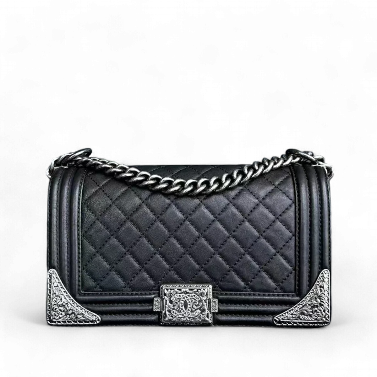 Chanel Boy Medium - 25CM Paris-Dallas Bordure Métal Cuir de Veau Grainé Noir Quincaillerie Argentée Series 19