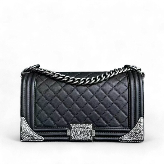 Chanel Boy Medium - 25CM Paris-Dallas Bordure Métal Cuir de Veau Grainé Noir Quincaillerie Argentée Series 19