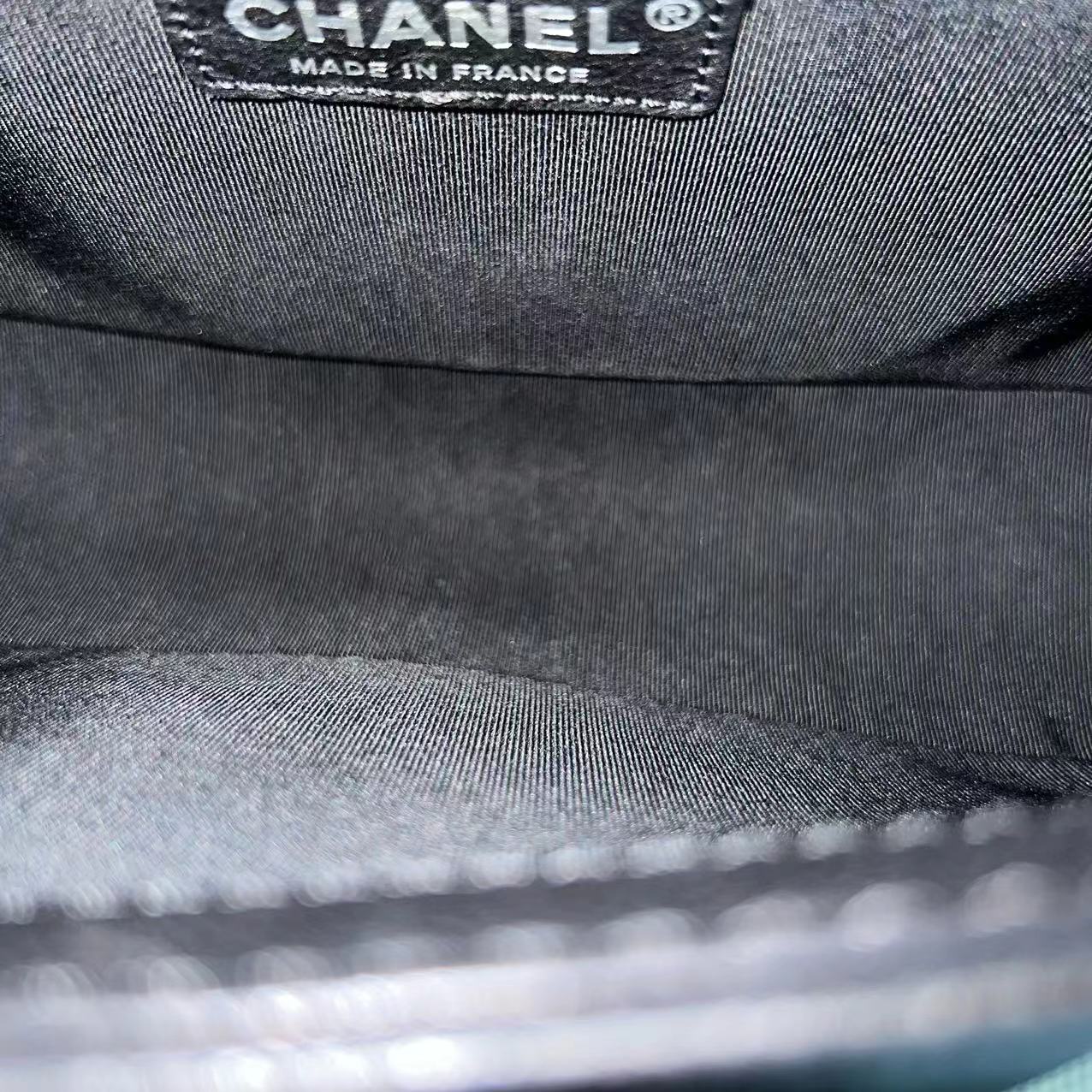 Chanel Boy Medium - 25CM Paris-Dallas Bordure Métal Cuir de Veau Grainé Noir Quincaillerie Argentée Series 19