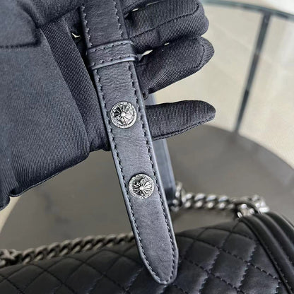 Chanel Boy Medium - 25CM Paris-Dallas Bordure Métal Cuir de Veau Grainé Noir Quincaillerie Argentée Series 19