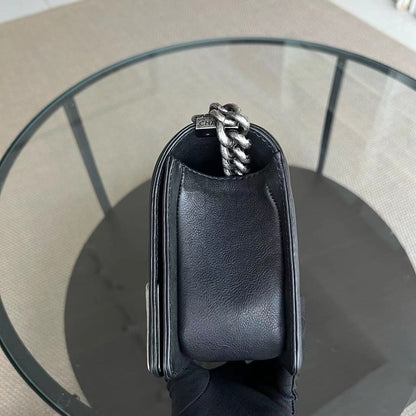 Chanel Boy Medium - 25CM Paris-Dallas Bordure Métal Cuir de Veau Grainé Noir Quincaillerie Argentée Series 19