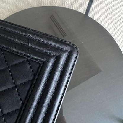 Chanel Boy Medium - 25CM Paris-Dallas Bordure Métal Cuir de Veau Grainé Noir Quincaillerie Argentée Series 19