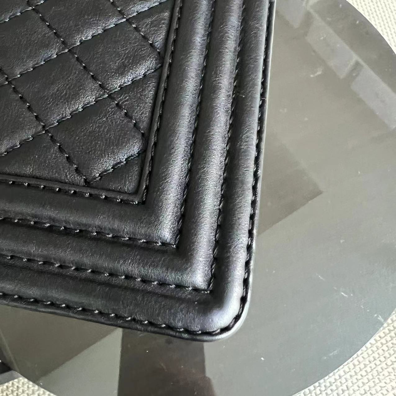 Chanel Boy Medium - 25CM Paris-Dallas Bordure Métal Cuir de Veau Grainé Noir Quincaillerie Argentée Series 19