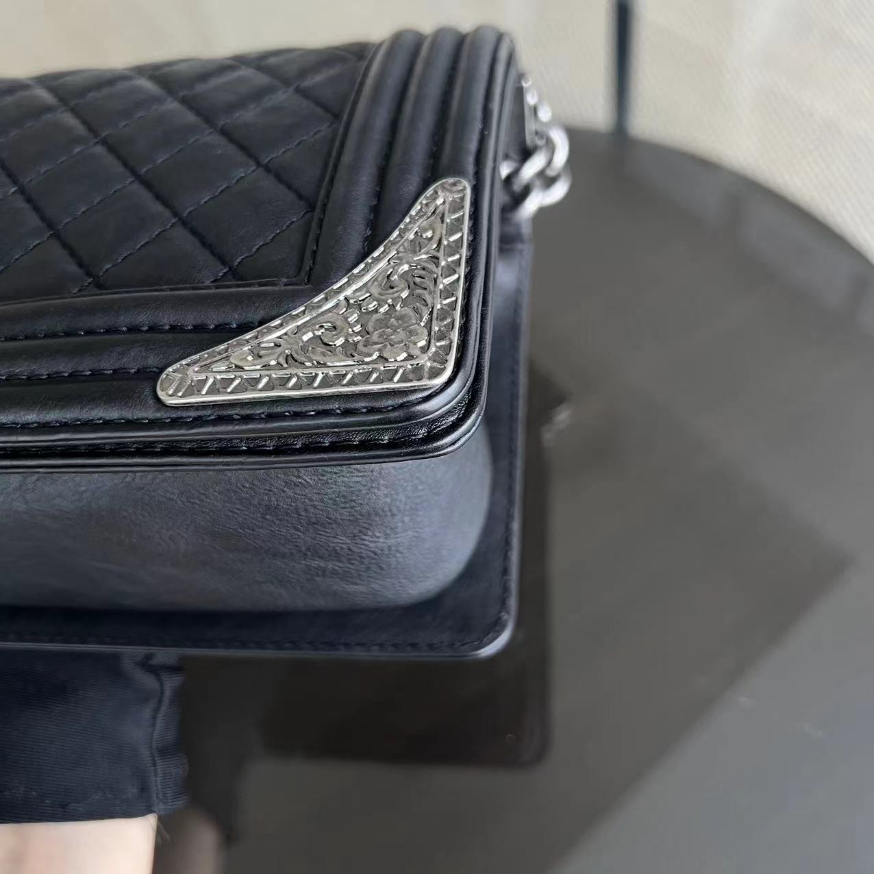 Chanel Boy Medium - 25CM Paris-Dallas Bordure Métal Cuir de Veau Grainé Noir Quincaillerie Argentée Series 19