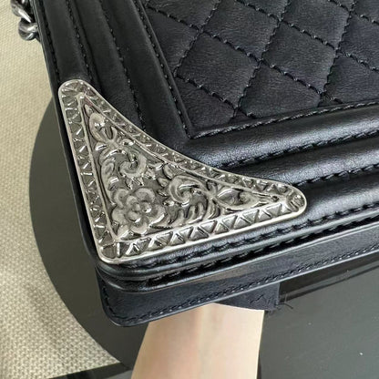 Chanel Boy Medium - 25CM Paris-Dallas Bordure Métal Cuir de Veau Grainé Noir Quincaillerie Argentée Series 19