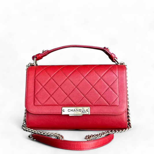 Sac Chanel Medium Label à rabat pressionné en cuir de veau grainé matelassé rouge et doré Series 24