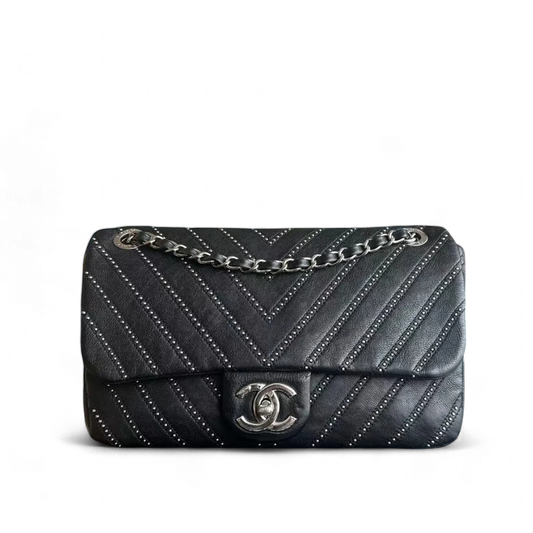 Sac à rabat saisonnier Chanel - Cuir de veau à chevrons clouté 25 cm Noir Quincaillerie argentée Series 24