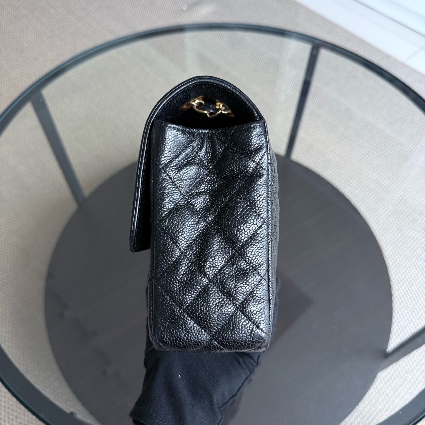 Sac à rabat bicolore saisonnier Chanel - Caviar 28 cm, noir matelassé, finitions dorées Series 21