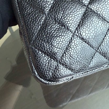 Sac à rabat bicolore saisonnier Chanel - Caviar 28 cm, noir matelassé, finitions dorées Series 21